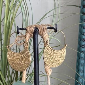 BEAUTIFUL Stainless steel gold color Floral Hoop Earrings from Africa. New.